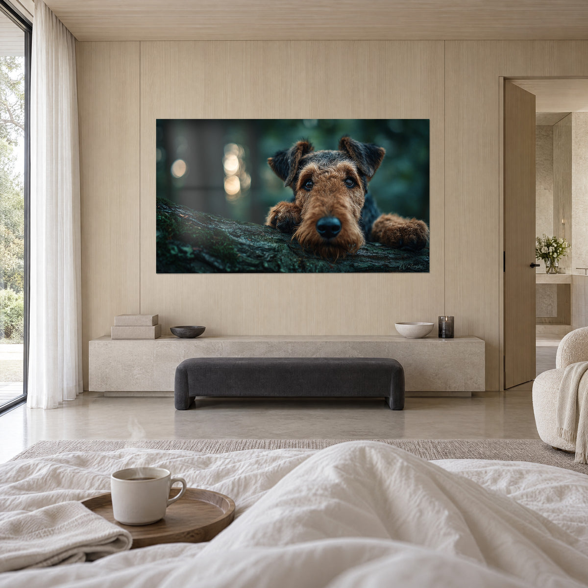Πίνακας γενειοφόρου terrier με melancholic μάτια, τρίχωμα ξανθοκαστανό και μαύρο, θολό πράσινο δάσος, πάνω από κρεβάτι σε φωτεινή κρεβατοκάμαρα