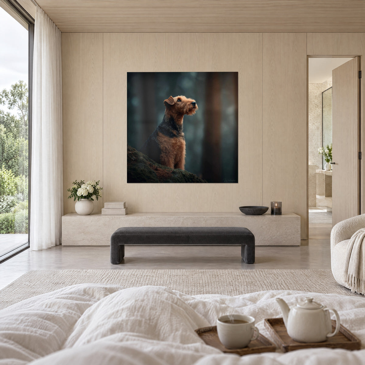 Πίνακας στοχαστικός Airedale Terrier, σγουρό χαλκόχρωμο τρίχωμα και ανθρακί ράχη, επιβλητικό βλέμμα, πάνω από κρεβάτι σε φωτεινή κρεβατοκάμαρα