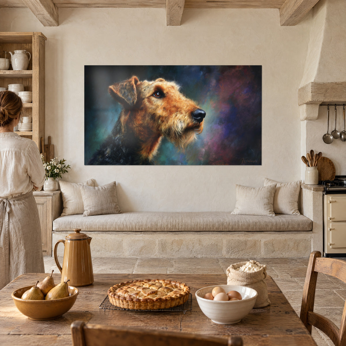Cuadro de cabeza de terrier pintada al óleo, pelaje leonado y negro, nubes malvas y azuladas, frente a una cocina rústica de piedra
