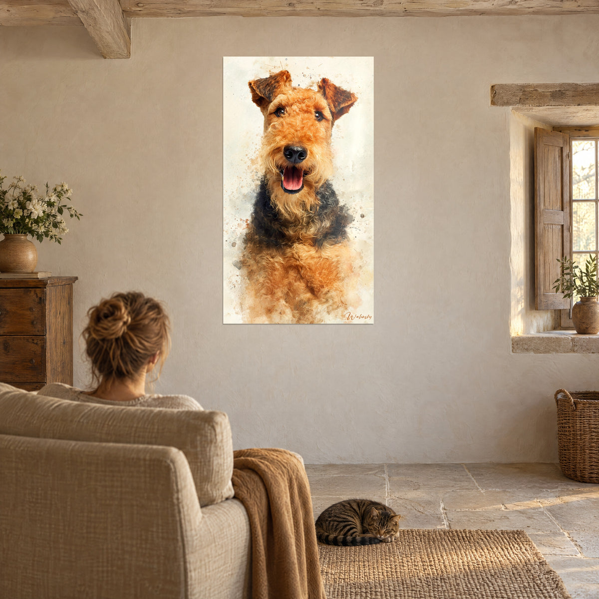Πίνακας χαρούμενου terrier με ανοιχτό στόμα, χάλκινο και μαύρο τρίχωμα σε κρεμ χαρτί, απέναντι από μπεζ πολυθρόνα, πέτρινο σπίτι