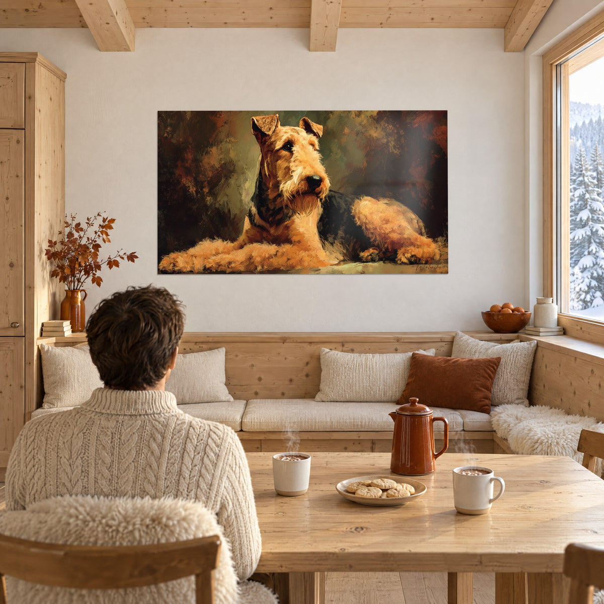 Πίνακας Airedale terrier με τρυφερό βλέμμα, τρίχωμα μελί και μαύρο, καφέ πράσινο φόντο, σε κρεμ τοίχο δίπλα σε ξύλινο τραπέζι, σαλέ