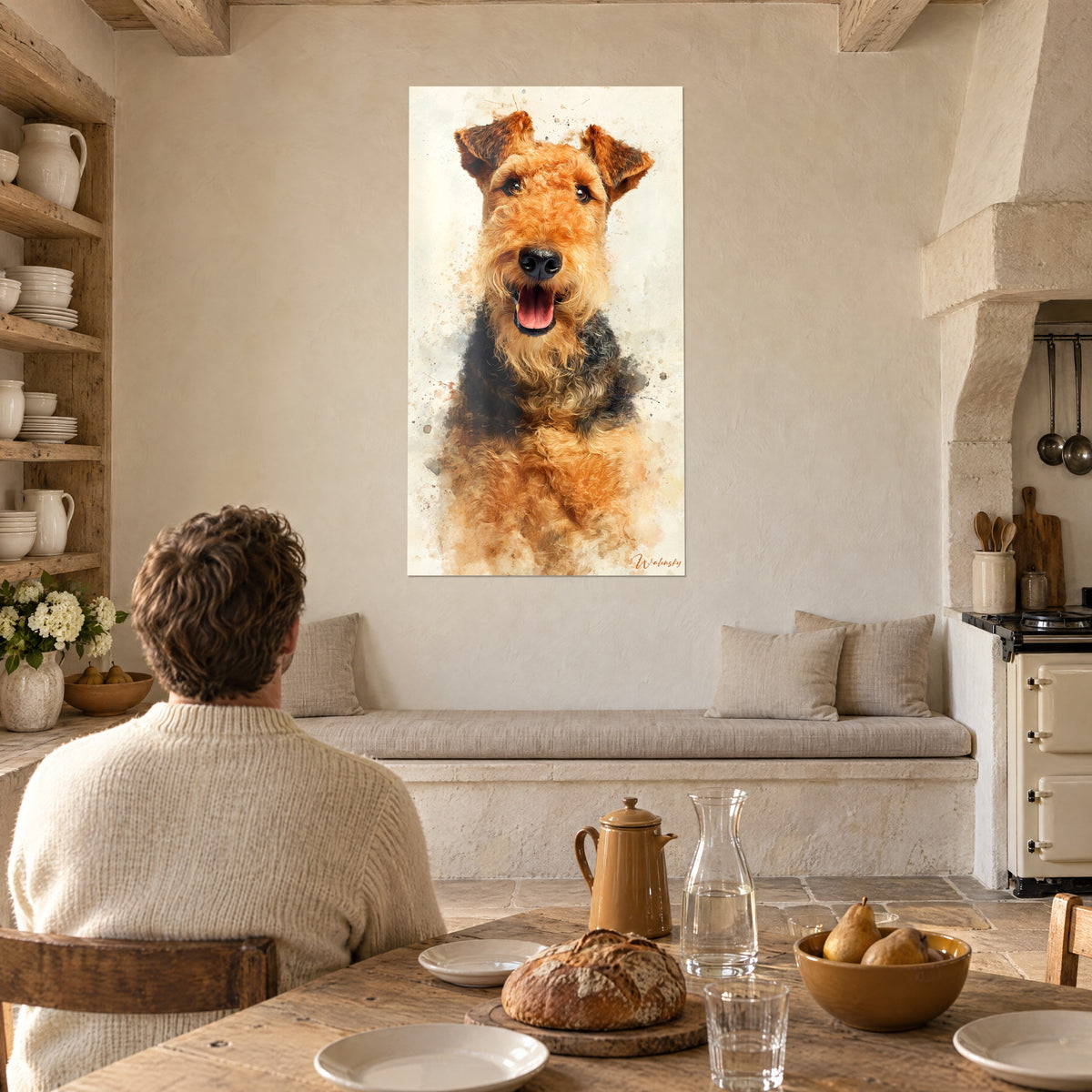 Πίνακας terrier με σκούρα καφέ μάτια και πορτοκαλί σγουρό τρίχωμα, κρεμασμένος κοντά σε πέτρινο τζάκι πάνω από ξύλινο τραπέζι