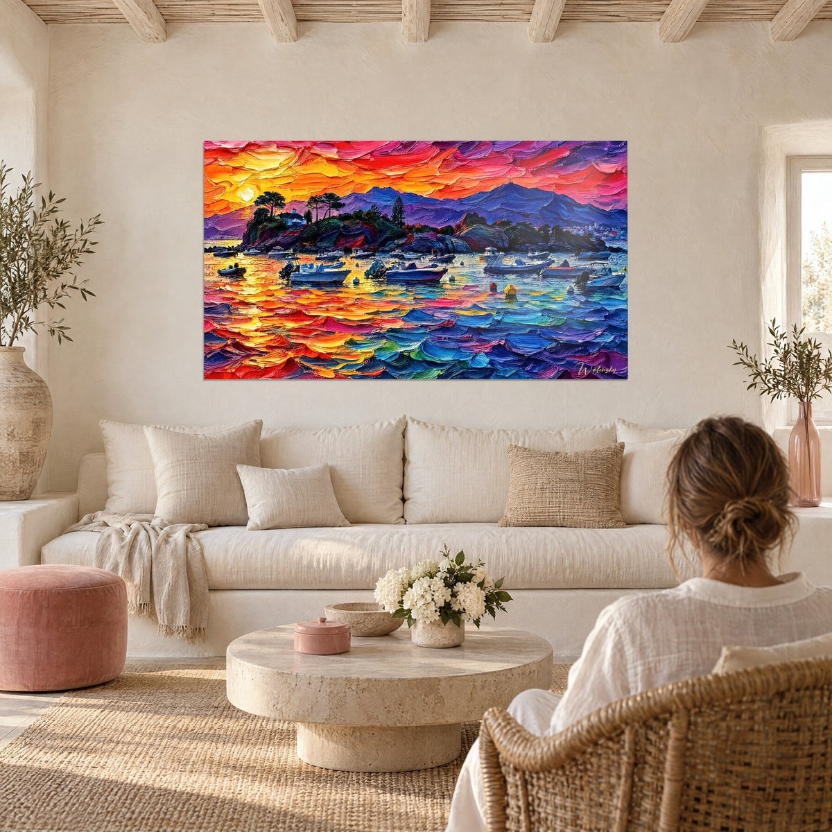 Quadro baia con barche bianche sotto un cielo arancio e rosa, pennellate vivaci a impasto, sopra un divano in un soggiorno luminoso