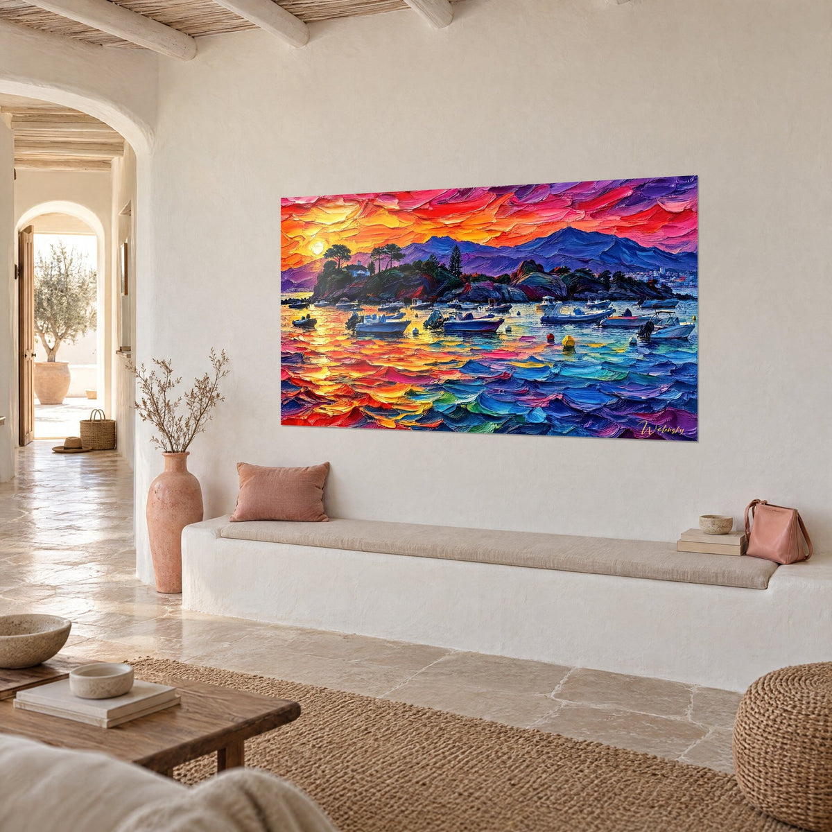 Quadro isolotto boscoso e montagne viola, sole dorato su un mare turchese, visto di tre quarti in un salotto mediterraneo