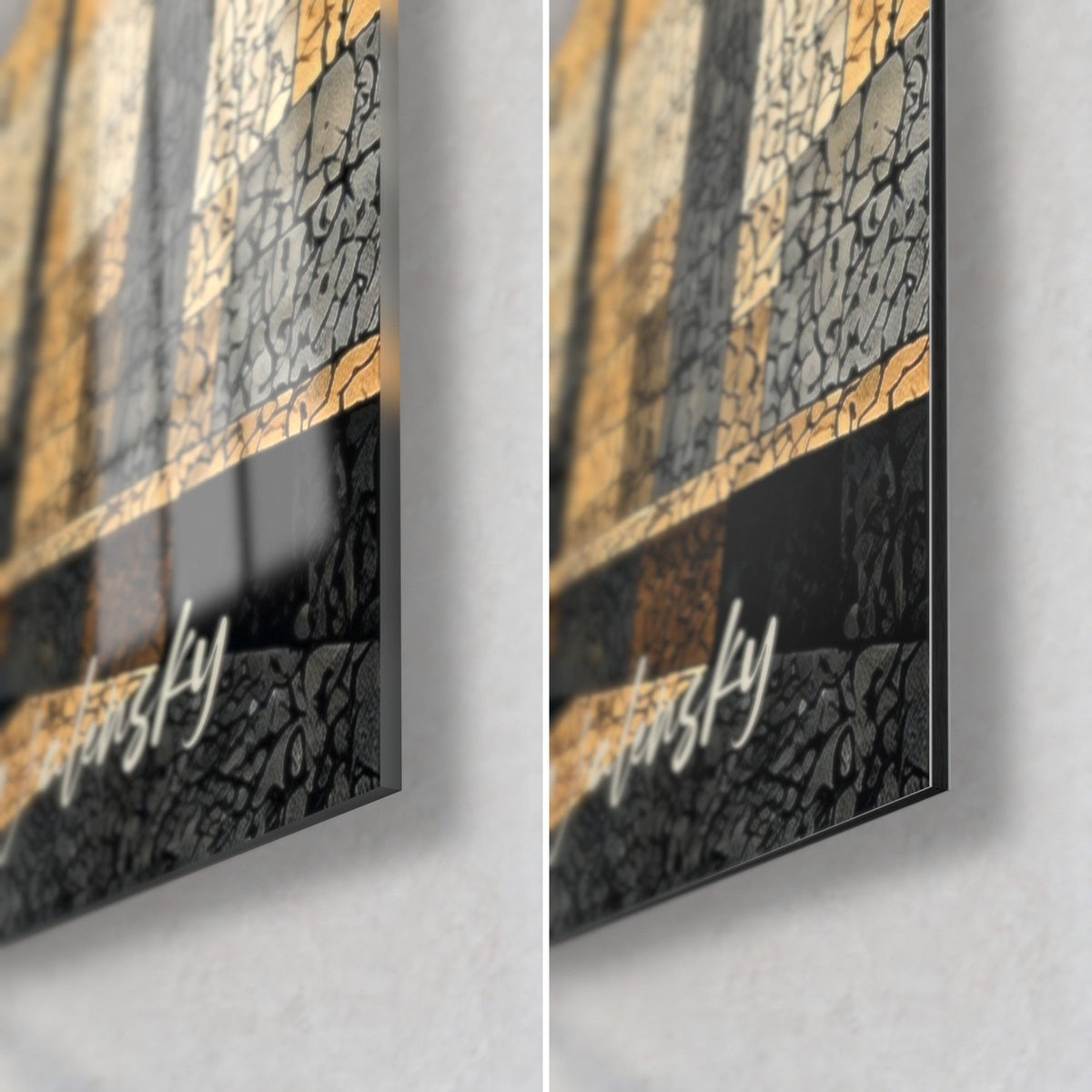 Tableau phare sur rempart ocre, coin bas droit : verre acrylique brillant à gauche, alu Dibond mat à droite, tranche noire de 3 mm