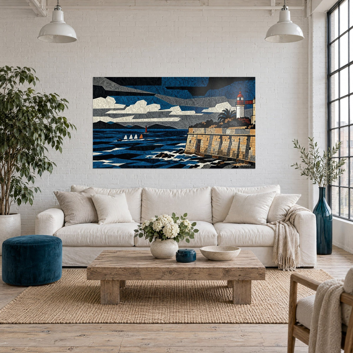 Tableau phare rouge et blanc dominant un rempart ocre, mer indigo hachurée, nuages crème, au-dessus d'un canapé dans un salon lumineux