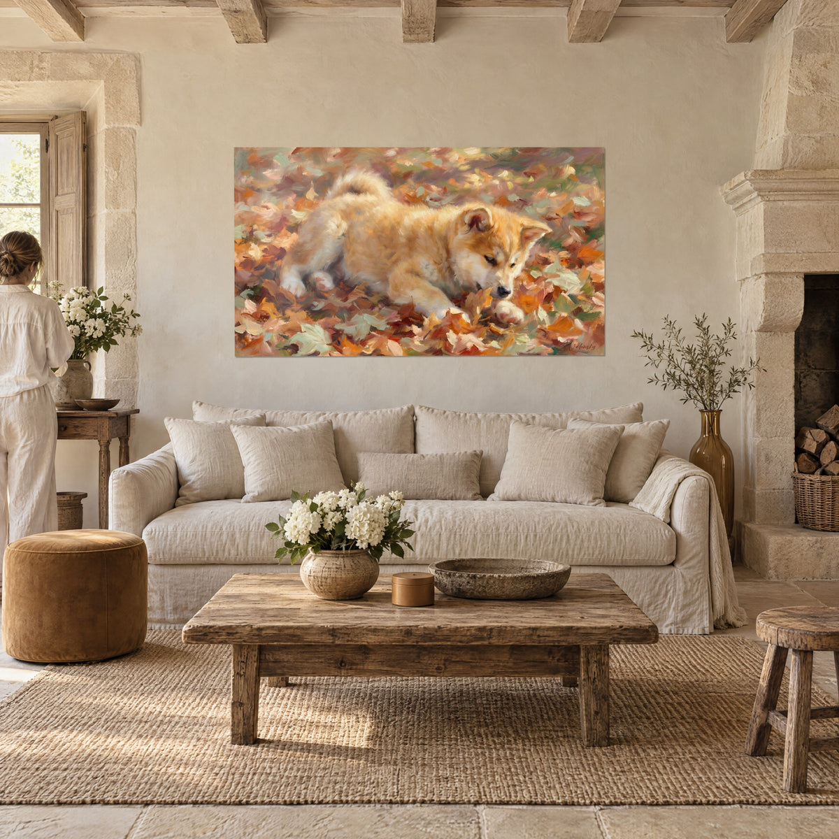 Quadro cucciolo di Akita crema e rossiccio sdraiato tra le foglie, pelo soffice, sopra un divano in un soggiorno luminoso