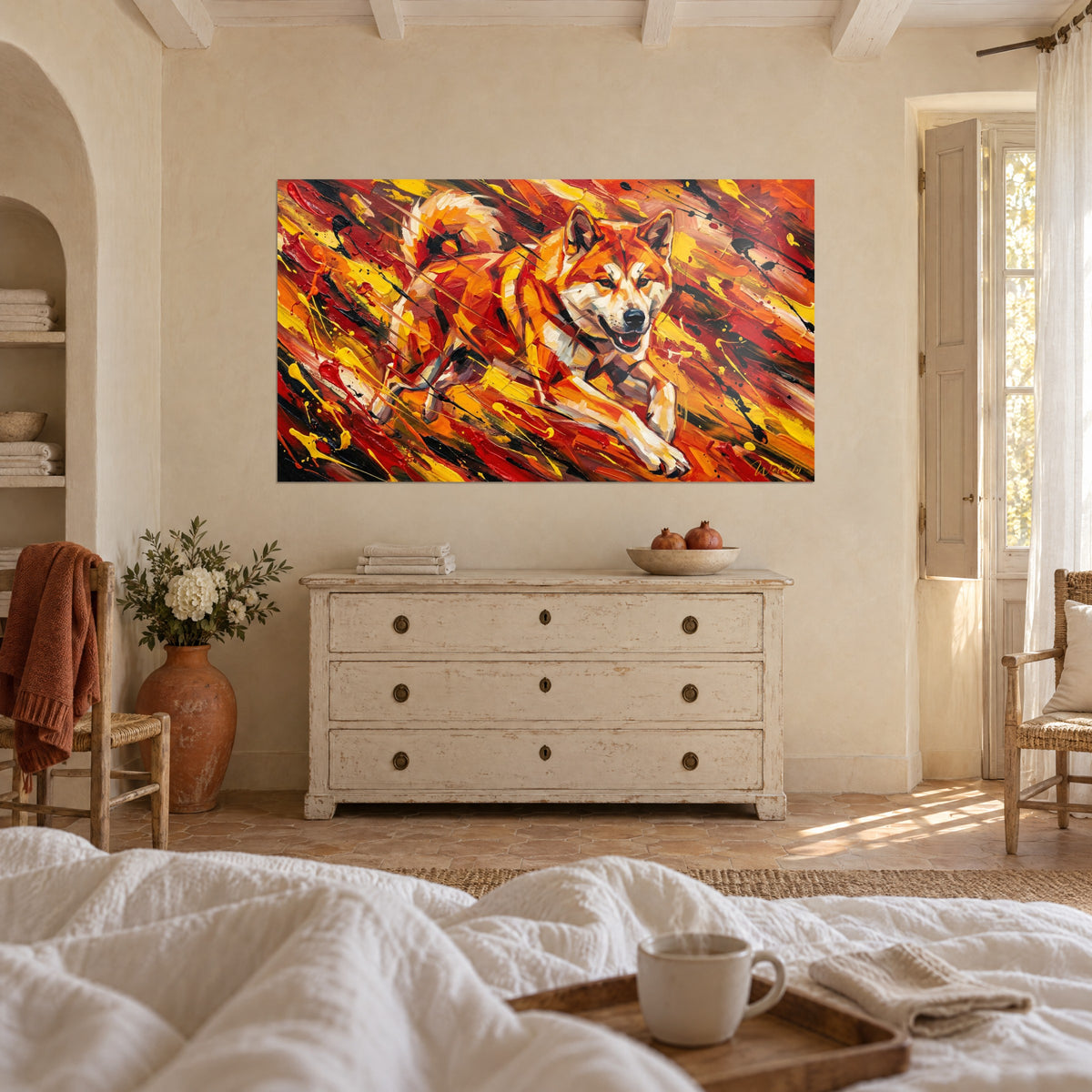 Quadro ritratto di un cane rossiccio dagli occhi ambrati, pelo arancio e crema, schizzi gialli e rossi, sopra un letto in una camera luminosa