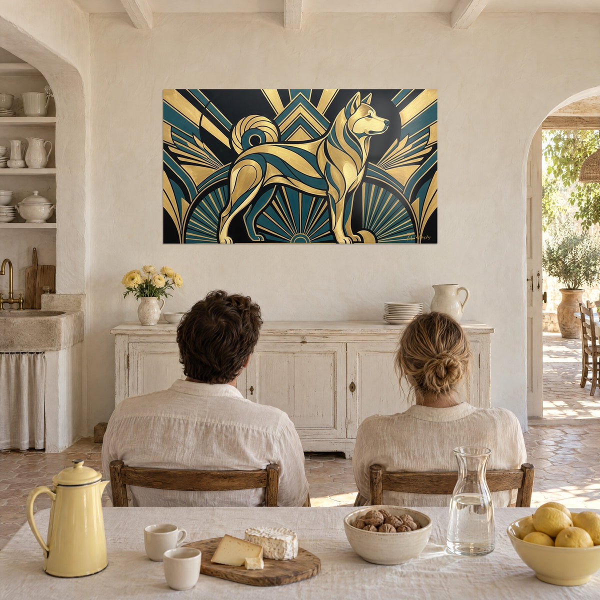 Quadro di un cane geometrico dorato con orecchie dritte, ventagli verdi e neri, di fronte a una coppia di spalle davanti a un tavolo da casolare