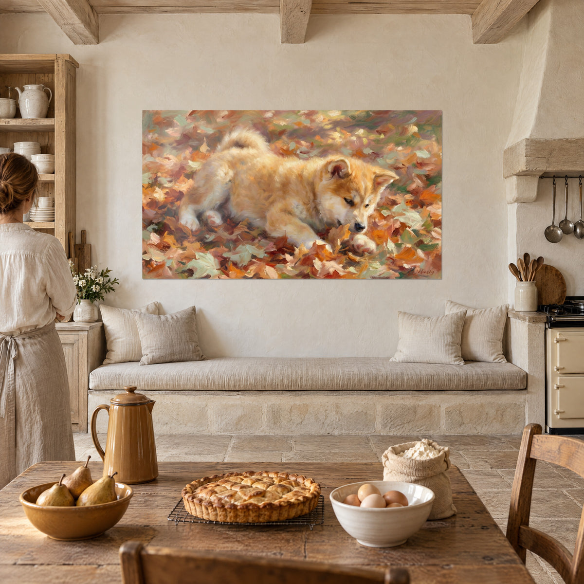 Quadro adorabile cucciolo dorato dal muso nero, pennellate arancio e rosa, di fronte a una cucina rustica in pietra e travi