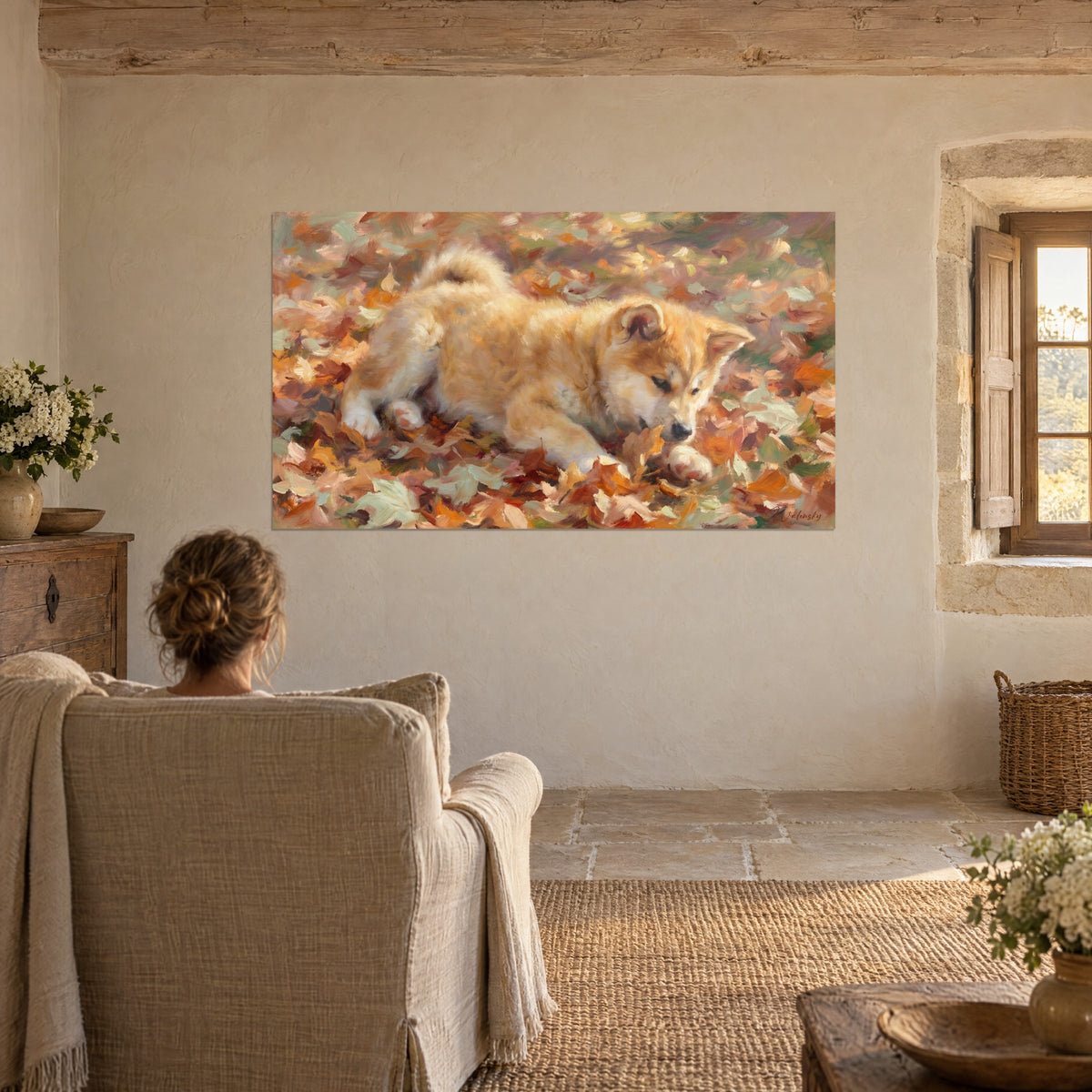 Quadro cucciolo di Akita addormentato su un letto di foglie bruno ramato e rosa pallido, osservato da una poltrona di lino beige