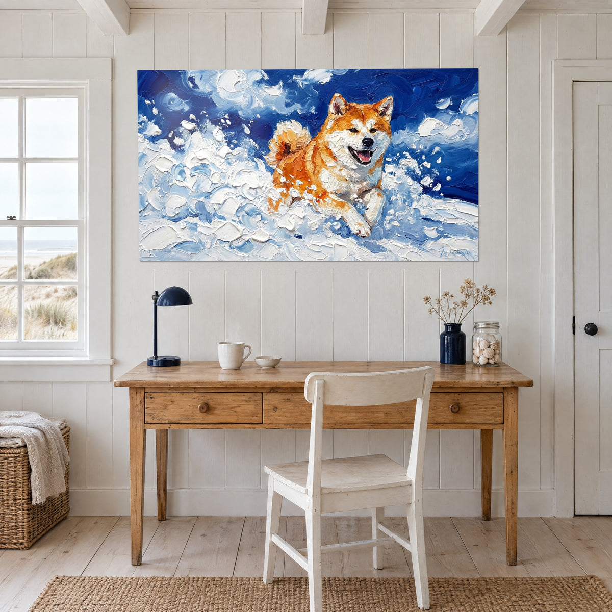 Gemälde Akita-Hund mit aufgestellten Ohren, aprikosenfarbenes Fell vor königsblauem Schneehintergrund, über einem Schreibtisch aus hellem Holz nahe einem Fenster