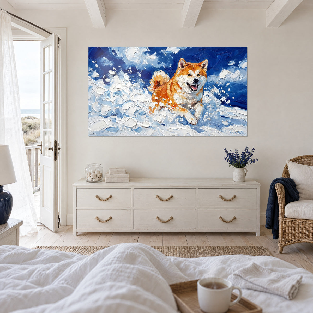 Gemälde Shiba in Rot und Creme in einem Wirbel aus weißem und indigoblauem Schnee, zwei Personen von hinten, über einem Bett in einem hellen Schlafzimmer