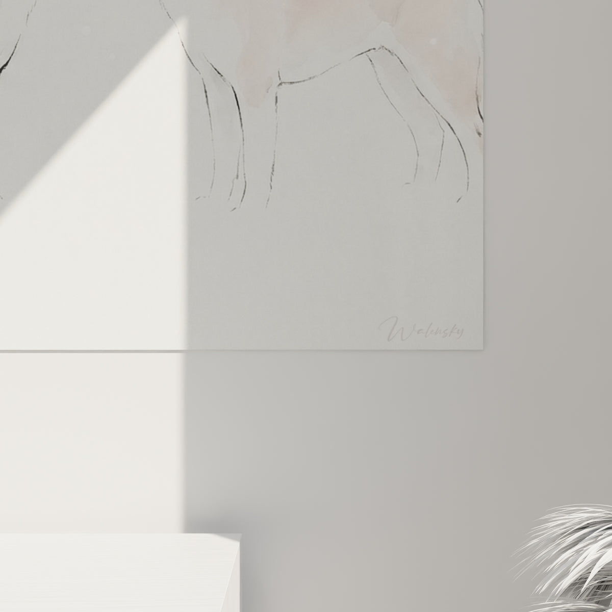 Empâtements d'aquarelle rose poudré et gris perle se fondant sur le pelage des Akita Inu accrochés au mur