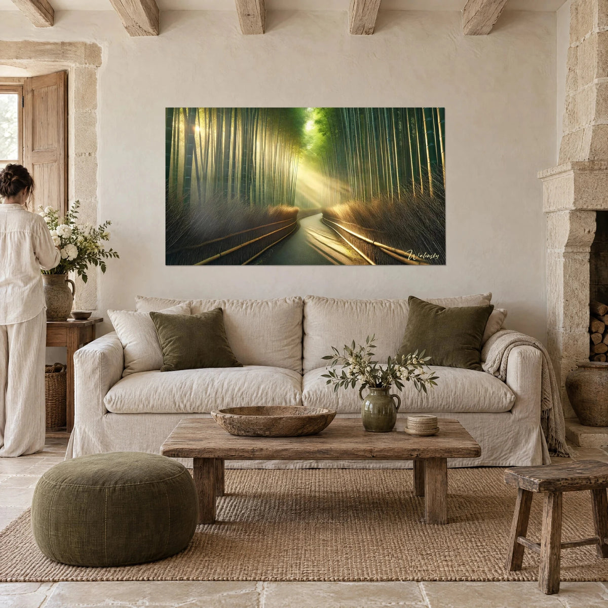 Tableau forêt de bambous baignée de rayons dorés, vert tendre et or, chemin sinueux, au-dessus d'un canapé dans un salon lumineux