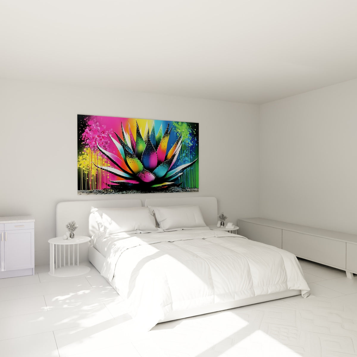 Agave multicolore aux coulures jaunes et bleues, accrochée au-dessus d'un lit dans une chambre claire