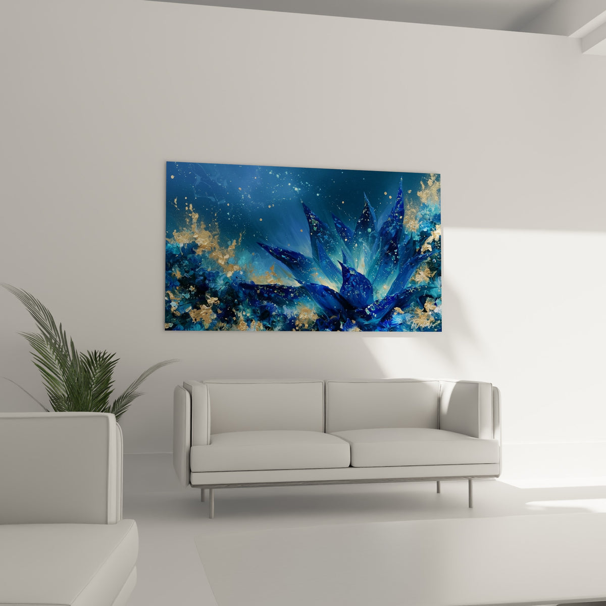Feuillage d'Aloe vera anthracite et doré scintillant au-dessus d'un canapé dans un salon lumineux