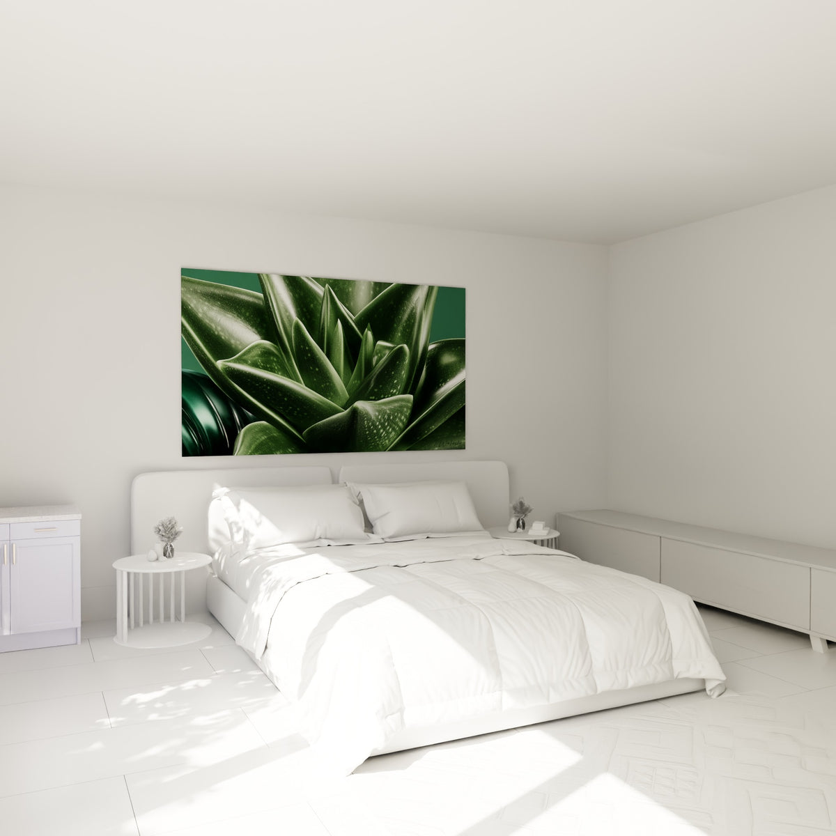 Aloès vert profond aux reflets satinés, accroché au-dessus d'un lit dans une chambre claire