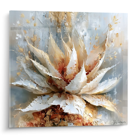 Aloe vera blanc et doré aux feuilles texturées sur fond bleu pastel et gris nuageux