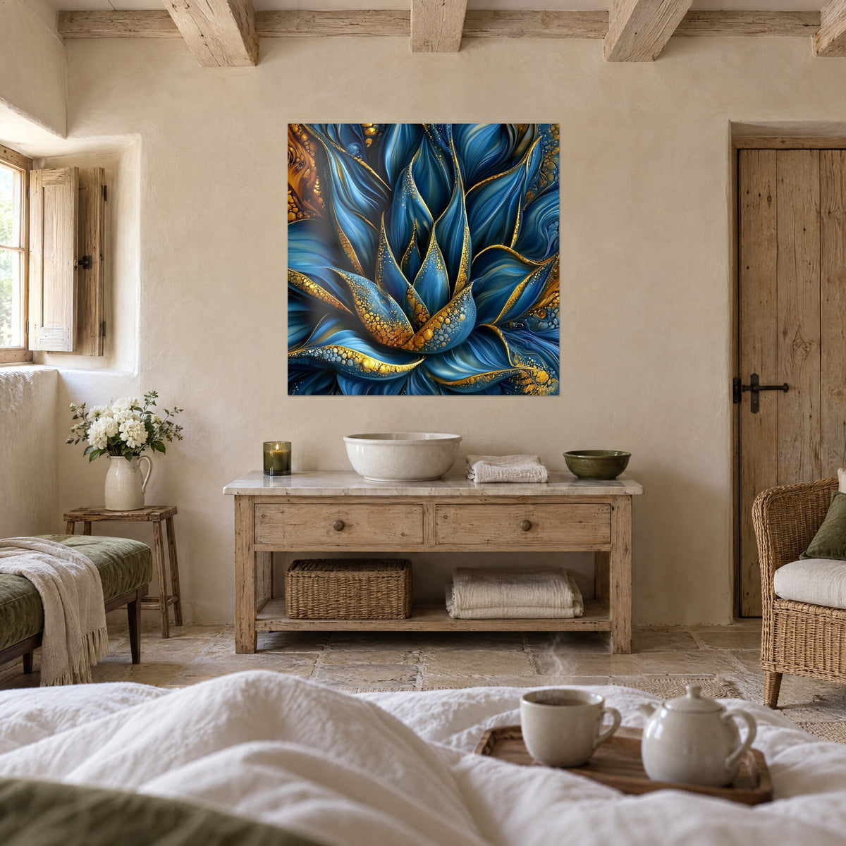 Tableau fleur minérale bleu outremer semée de gouttelettes dorées, accrochée au-dessus d'un lit dans une chambre claire