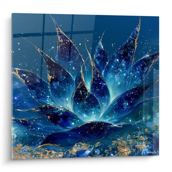 Aloe vera bleu marine et doré aux feuilles pointues sur fond nocturne étoilé, style peinture fluide