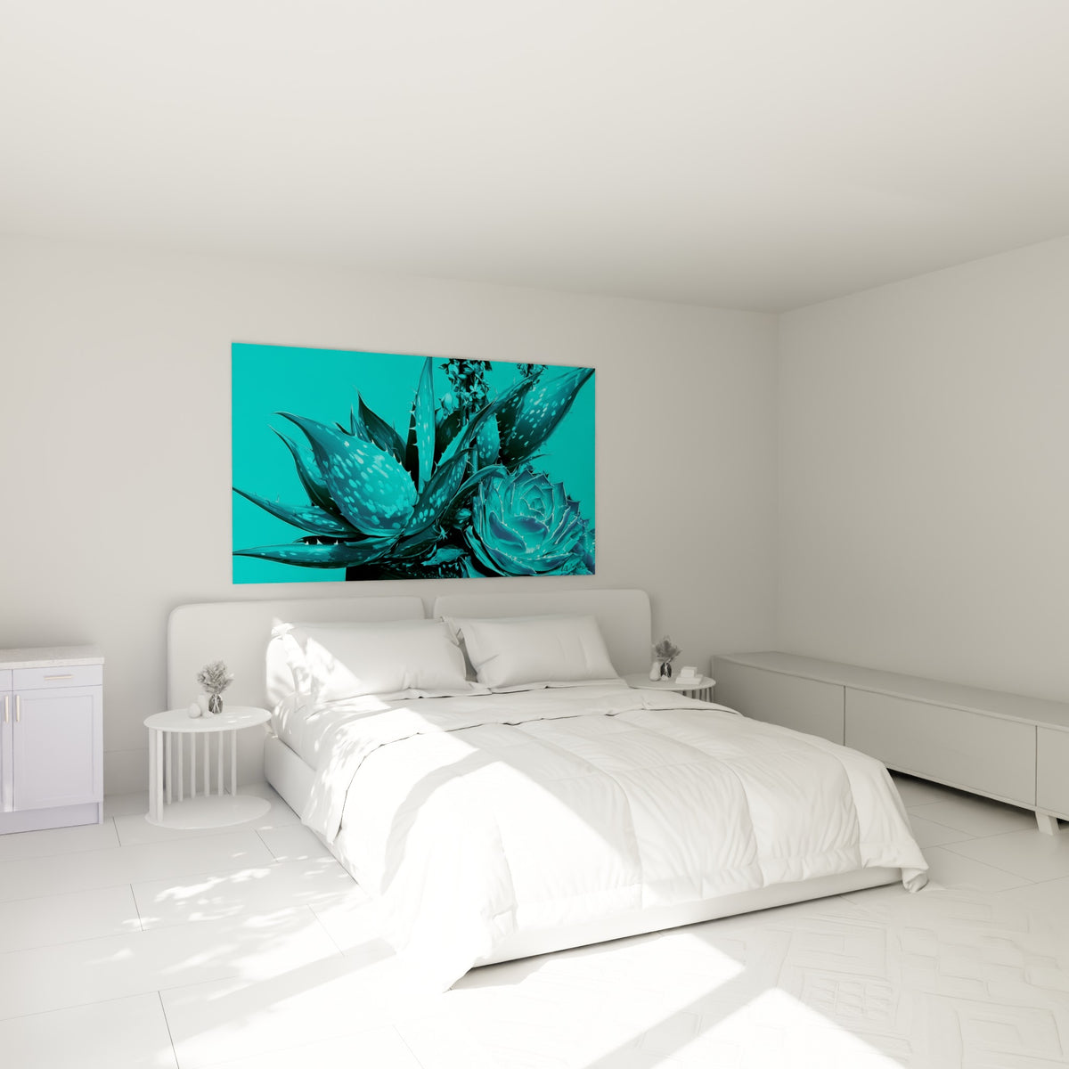 Rosette d'aloe vera bleu turquoise et noir accrochée au-dessus d'un lit dans une chambre claire.
