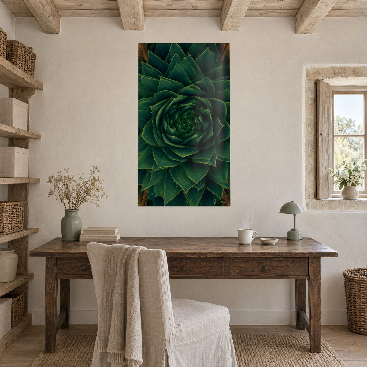 Tableau cœur d'aloès enroulé en vert jade et ocre, mur de pierre blonde au-dessus d'un bureau en bois brut