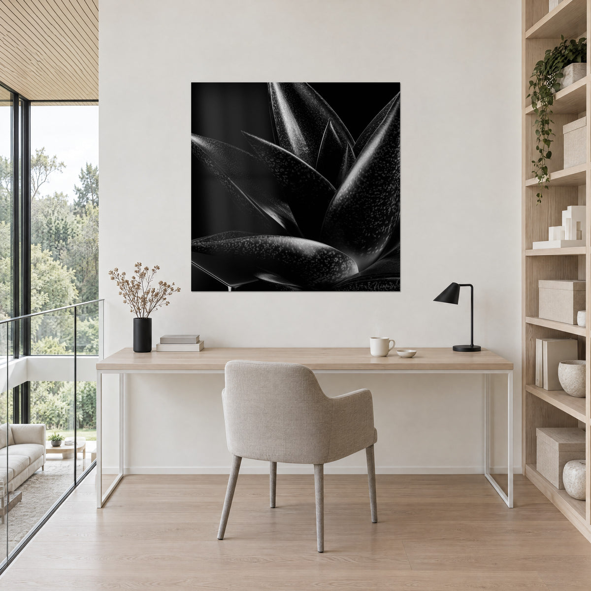 Tableau aloe vera nocturne aux feuilles lustrées noires, semis argenté, au-dessus d'un bureau en bois clair près d'une bibliothèque