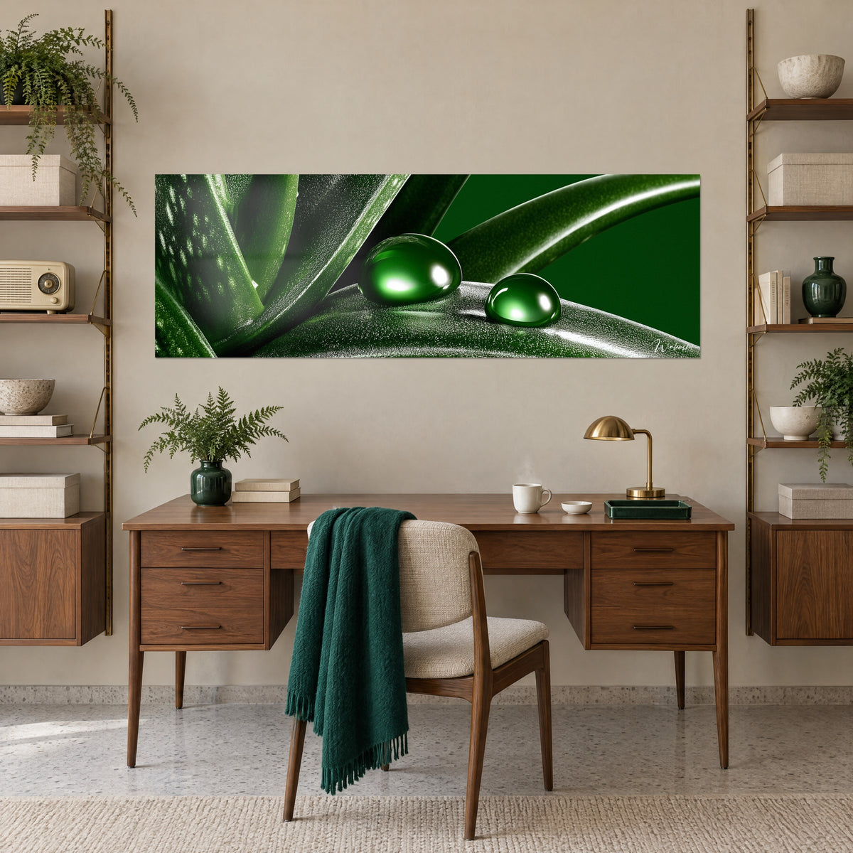 Tableau rosette d'aloès vert foncé et gouttelettes reflétant la lumière, fixé au mur d'un bureau en bois clair avec lampe laiton et chaise