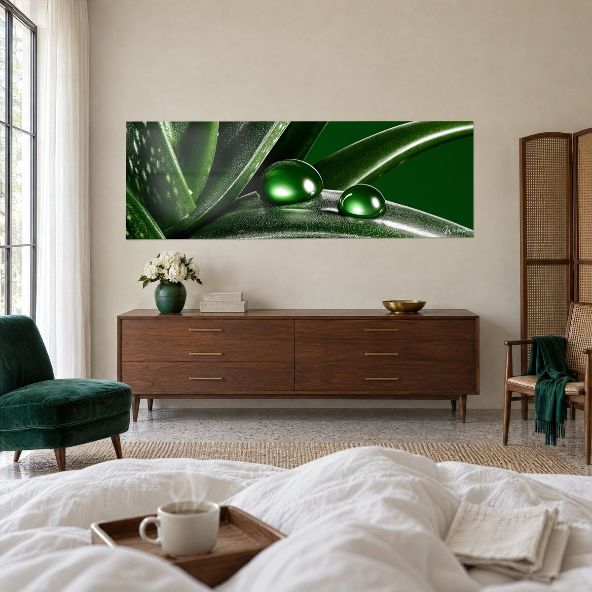 Tableau feuille d'aloe vera et deux perles vertes luisantes sur fond noir, au-dessus d'un lit dans une chambre claire