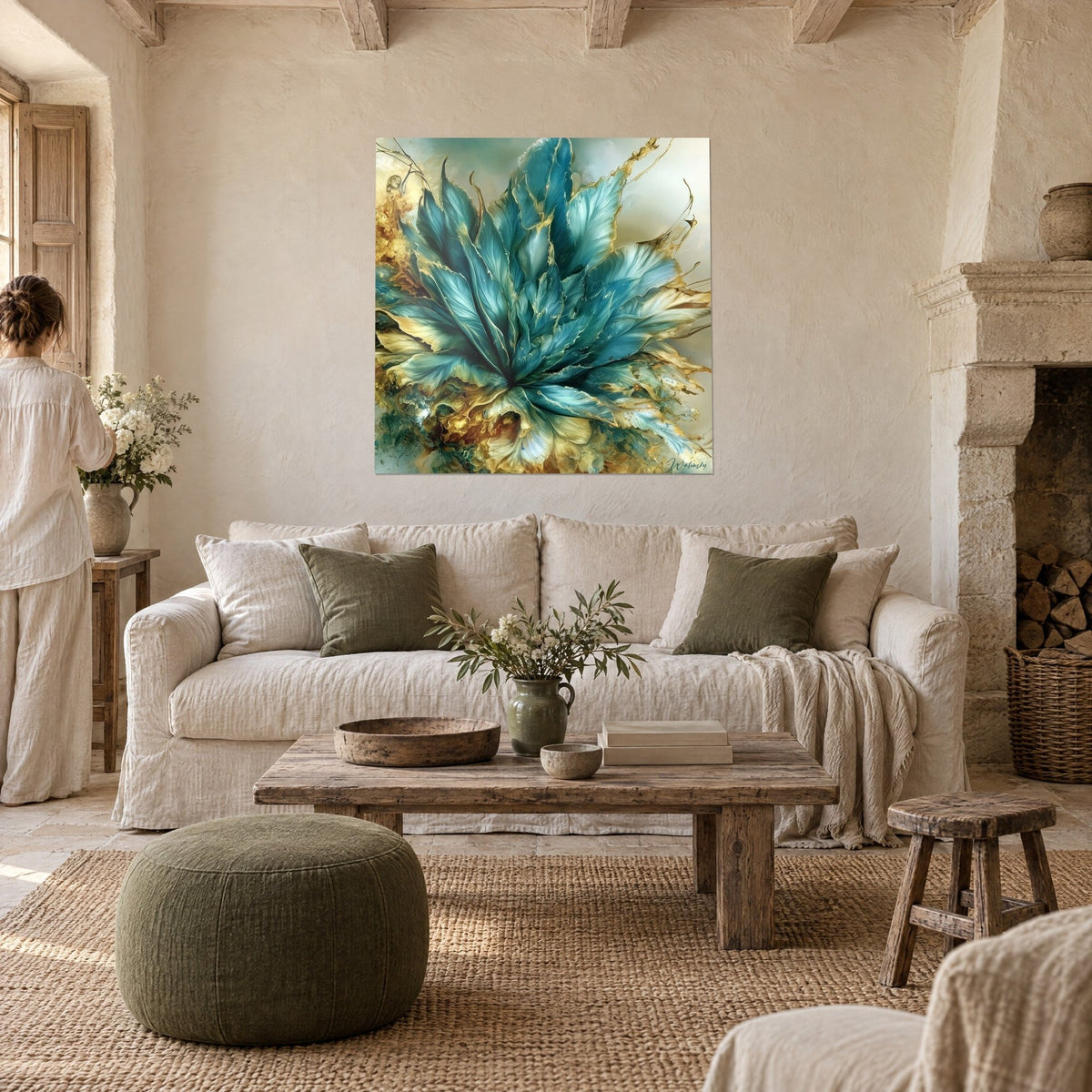 Quadro aloe vera turchese dalle foglie orlate d'oro, una donna di spalle lo osserva sopra un divano in un soggiorno luminoso