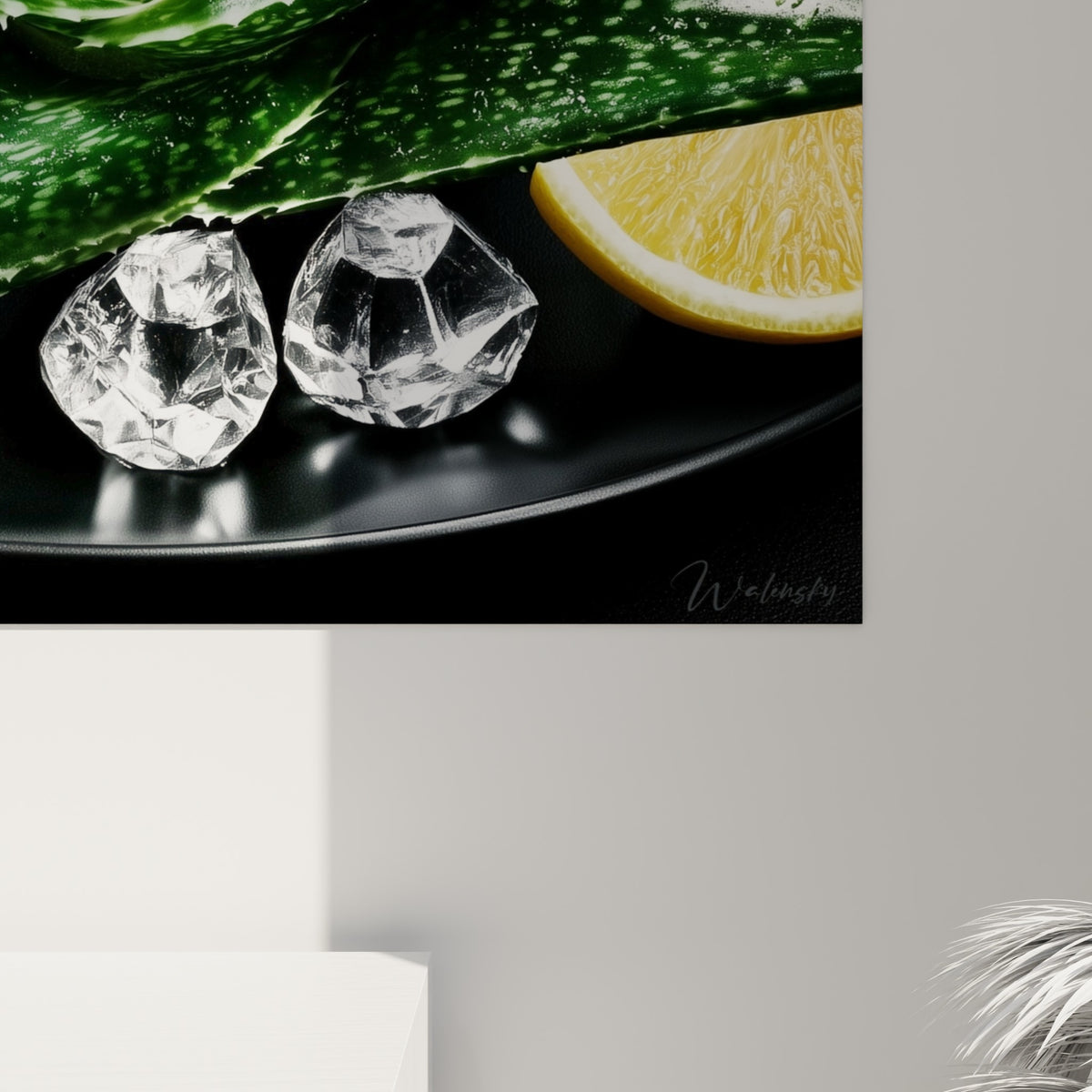 Détail des pointes vertes de l'aloe vera et des cristaux de glace transparents contre le fond noir profond