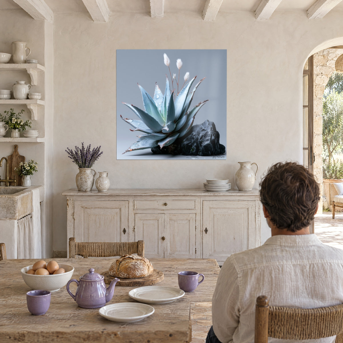 Tableau rosette d'aloe vera bleu glacier près d'une roche charbon, accrochée dans une cuisine chaux, un homme attablé de dos