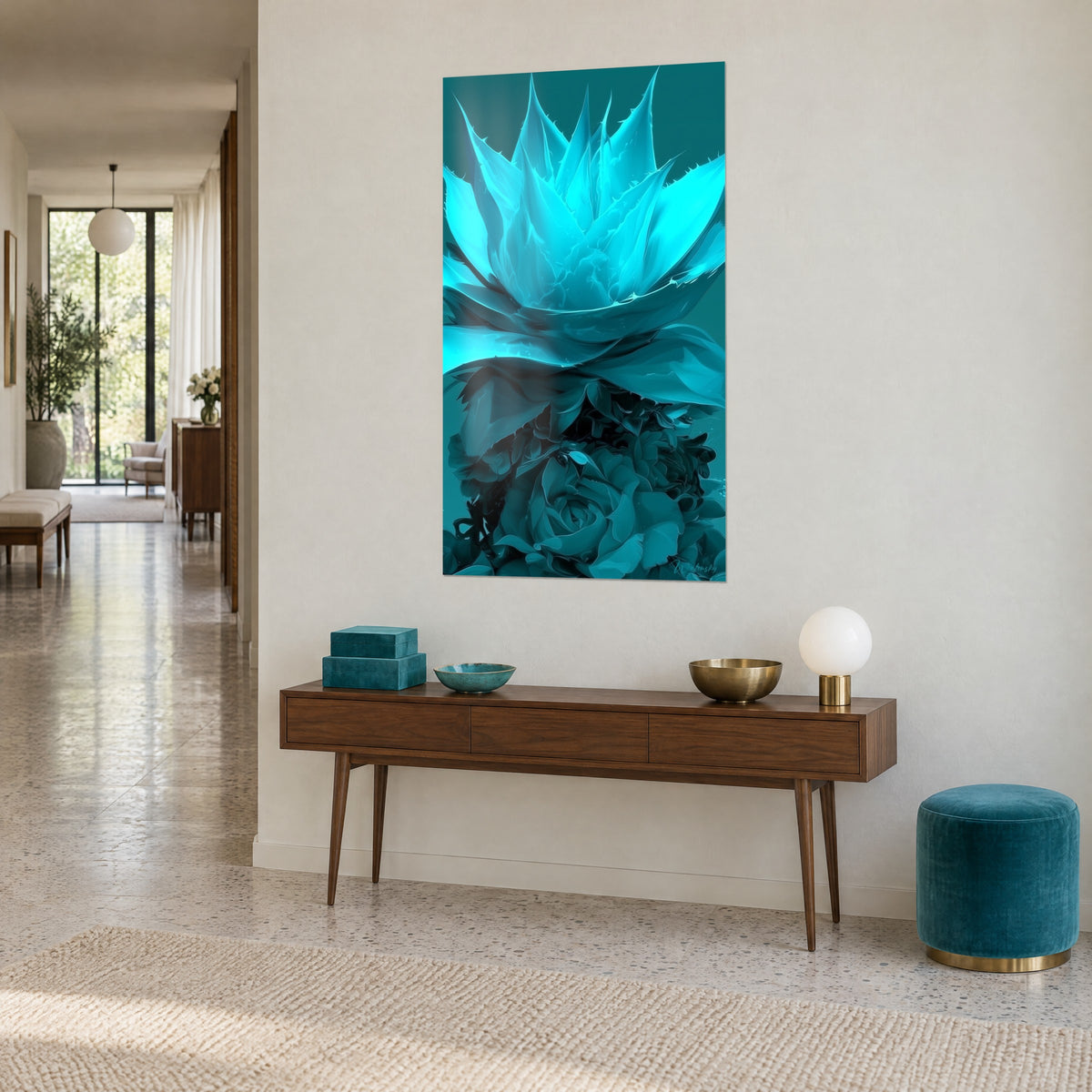 Gemälde Agave in Gletscherblau mit feinen Dornen, lebhaftes Cyan und tiefes Grün, über einer Holzkonsole fotografiert aus Dreiviertelansicht