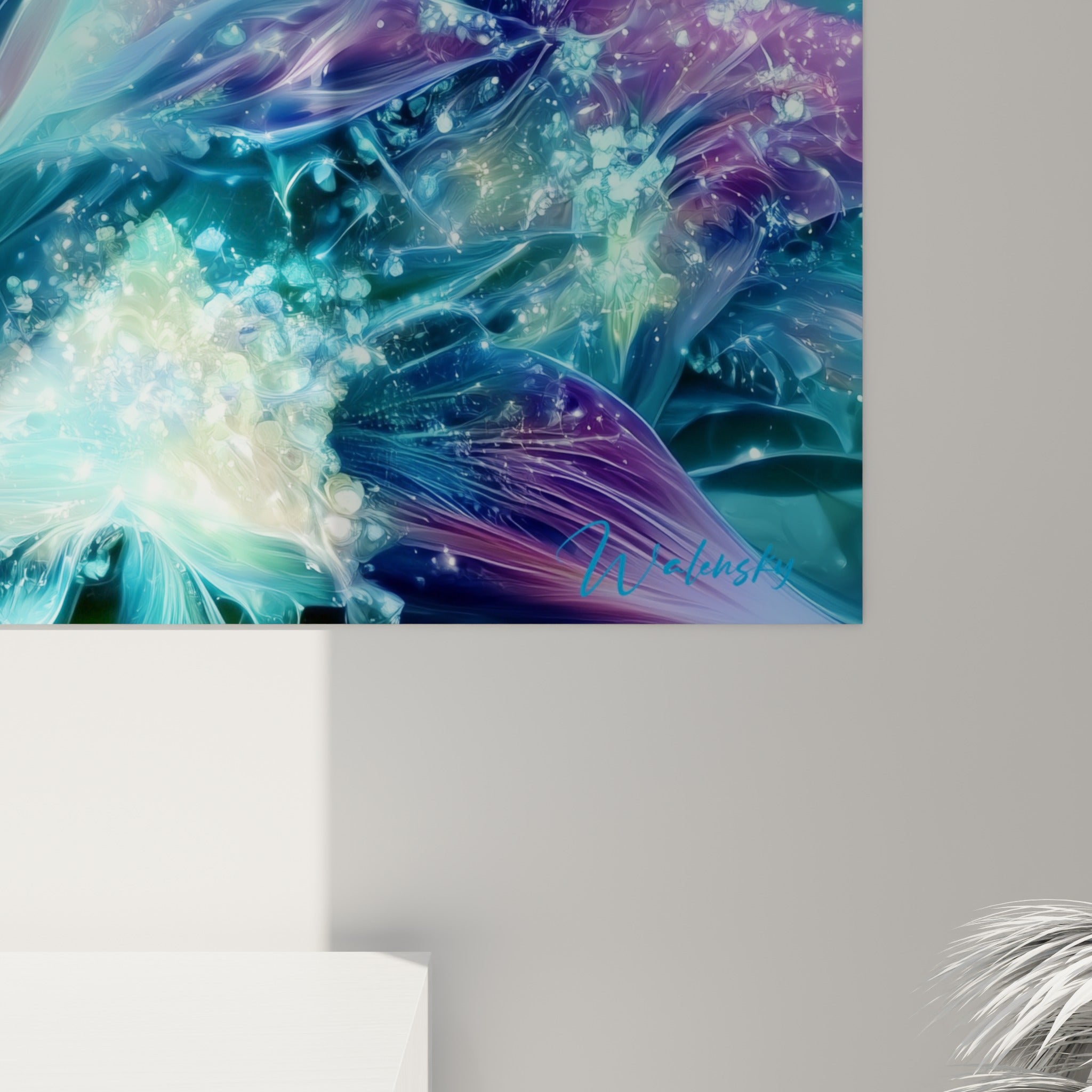 Détail des feuilles d'aloe vera cristallines révélant les nuances turquoise, violettes et les éclats lumineux