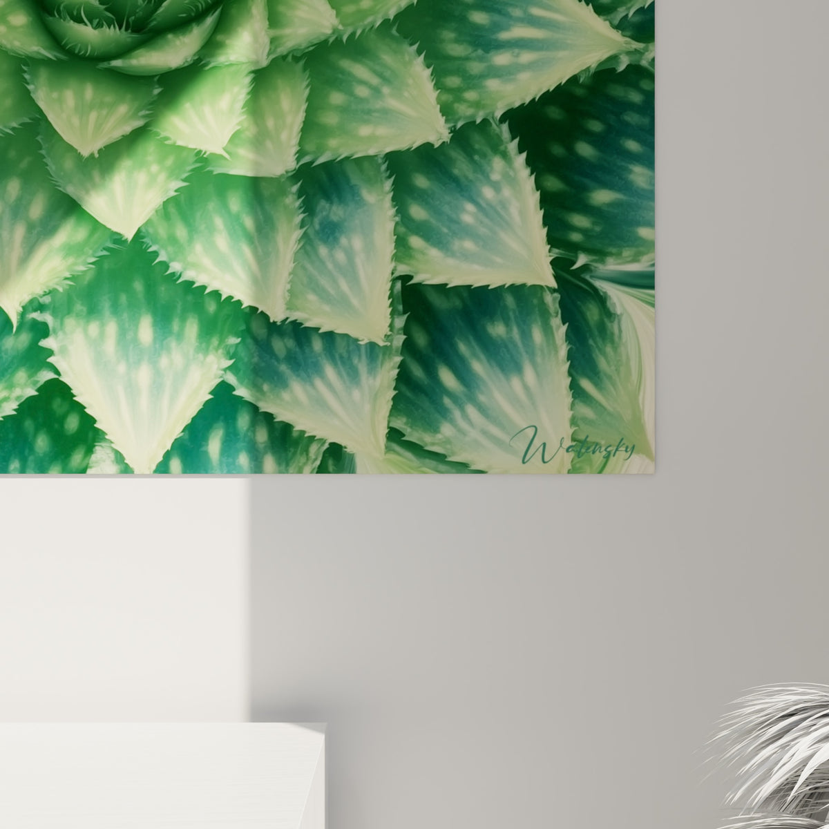 Détail des feuilles pointues vert foncé et crème tacheté, matière brillante et grain visible de l'impression