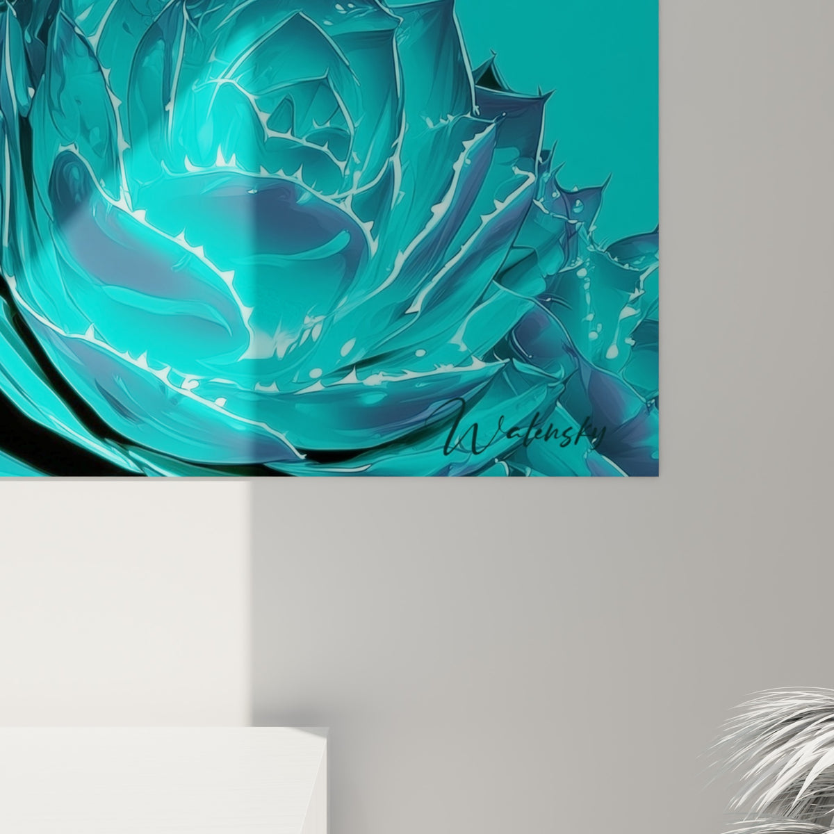 Détail des pointes blanches et du grain turquoise vif sur les feuilles d'aloe vera accrochées au mur.