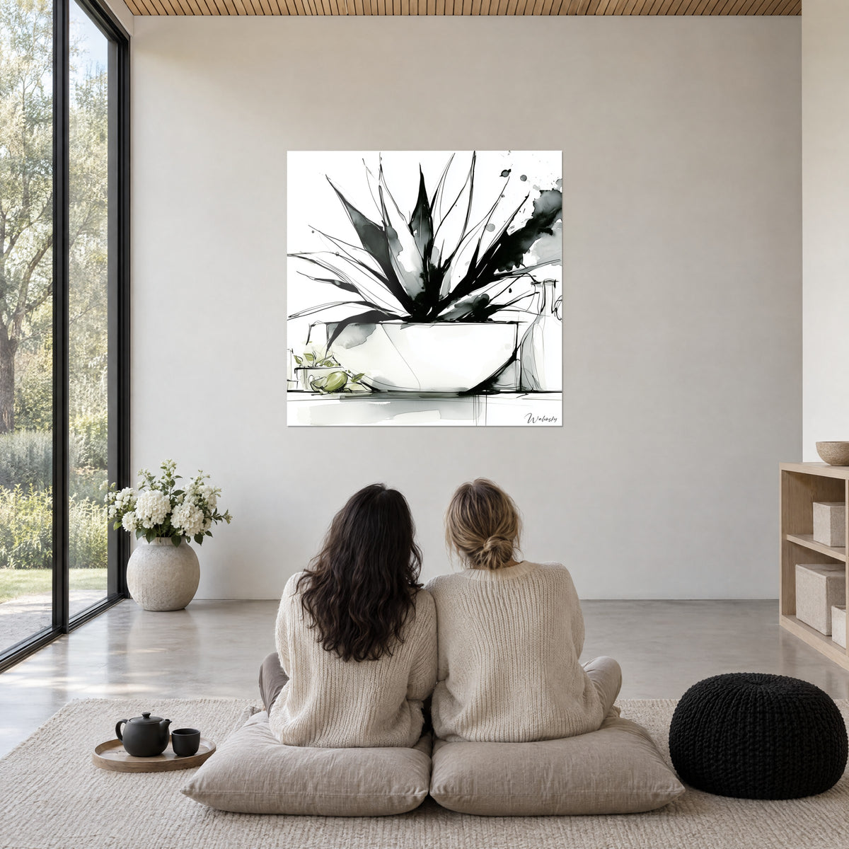 Tableau rosette d'aloe vera noir et blanc, coulures grises sur papier ivoire, face à deux femmes assises sur des coussins beiges