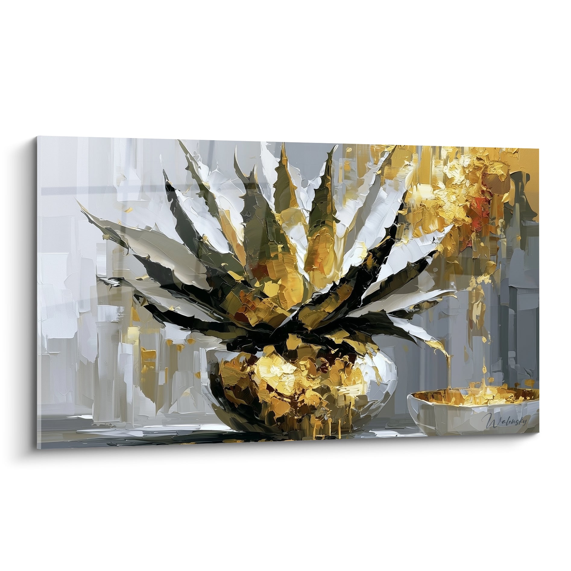 Aloe vera doré et anthracite aux feuilles texturées jaillissant d'un vase blanc