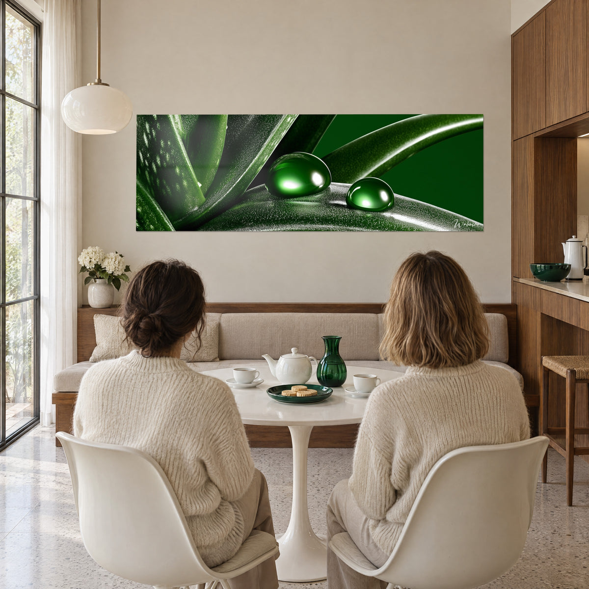 Tableau gouttes sphériques vert vif sur feuille granuleuse, deux femmes de dos près d'un guéridon blanc et d'une théière, séjour baigné de lumière