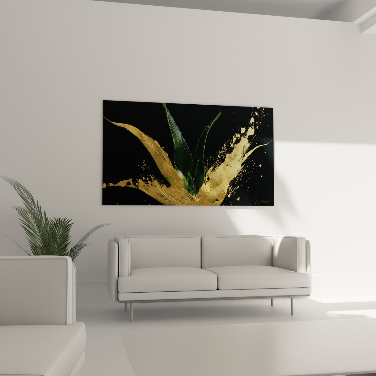 Feuilles d'aloe vera dorées et vertes accrochées au-dessus d'un canapé dans un salon lumineux