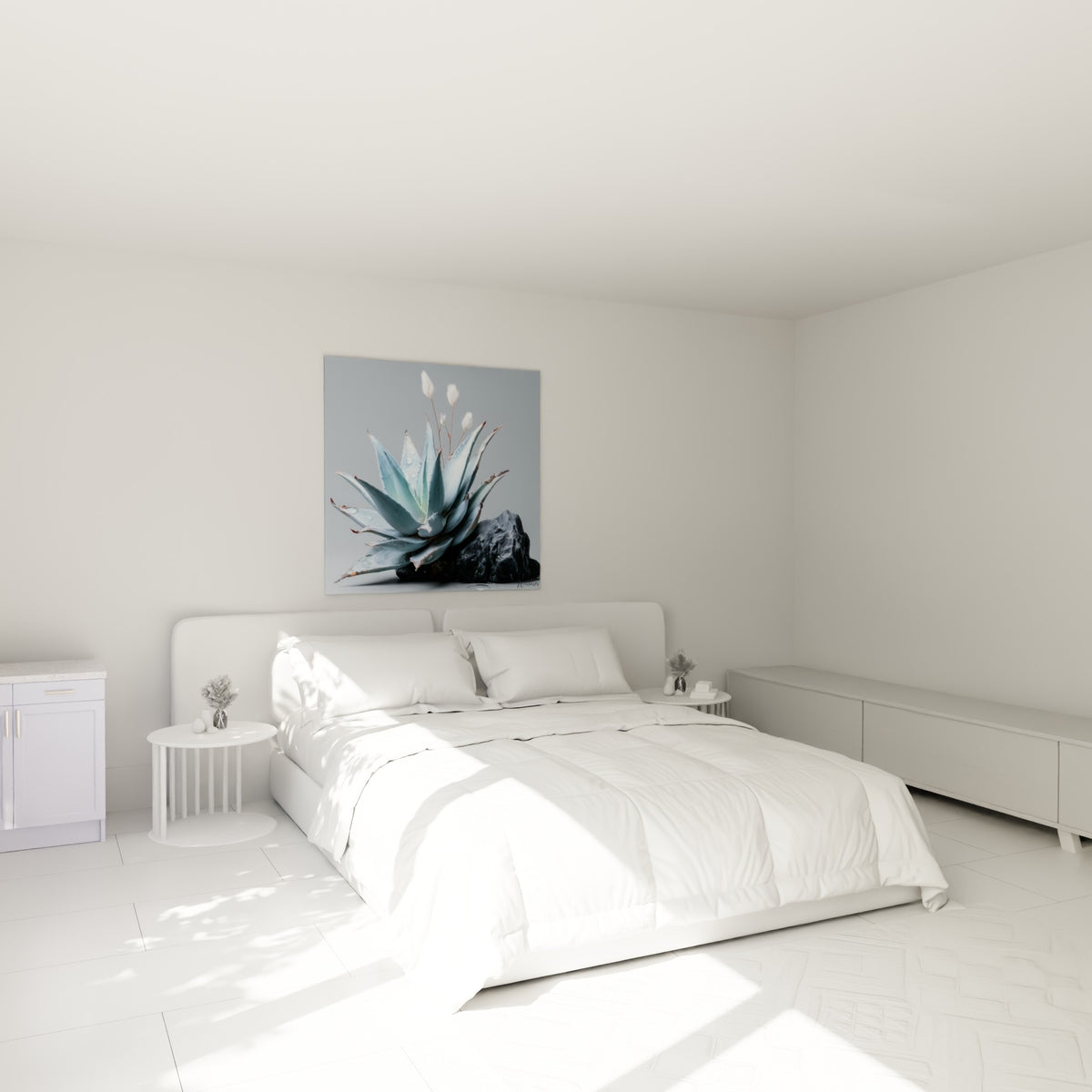 Aloès bleu pâle et épis blancs duveteux, au-dessus d'un lit dans une chambre claire