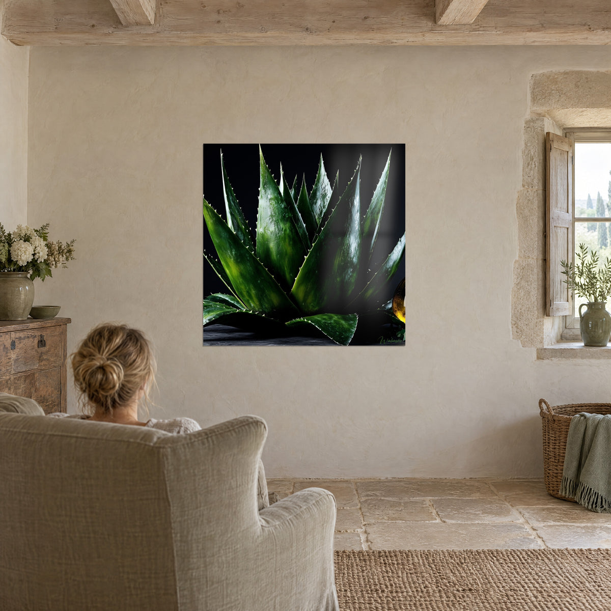 Tableau succulente épineuse vert jade lustré sur fond d'encre noire, reflet ambré à droite, salon rustique et fauteuil beige