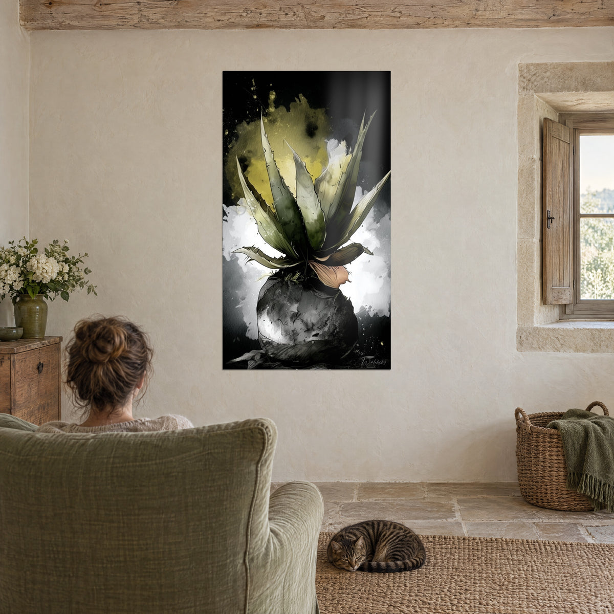Tableau aloès éclatant aux lames vert olive sur halo jaune doré et fond sombre, salon de campagne, fauteuil vert, chat tabby