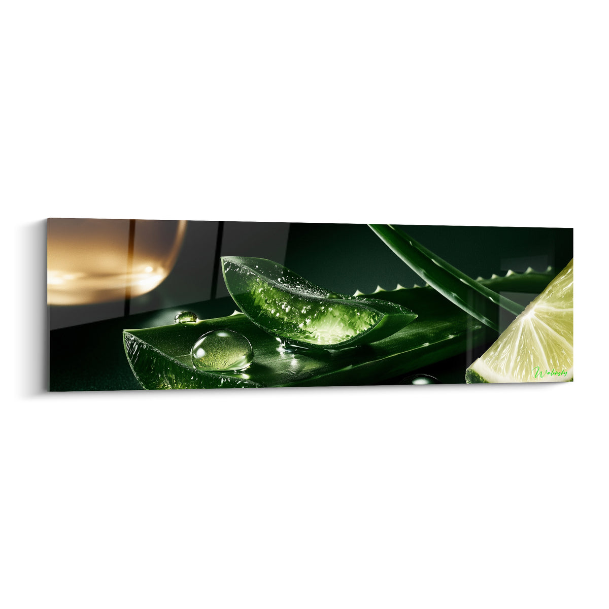 Feuille d'aloe vera tranchée vert émeraude et gouttes d'eau sur fond anthracite ambré