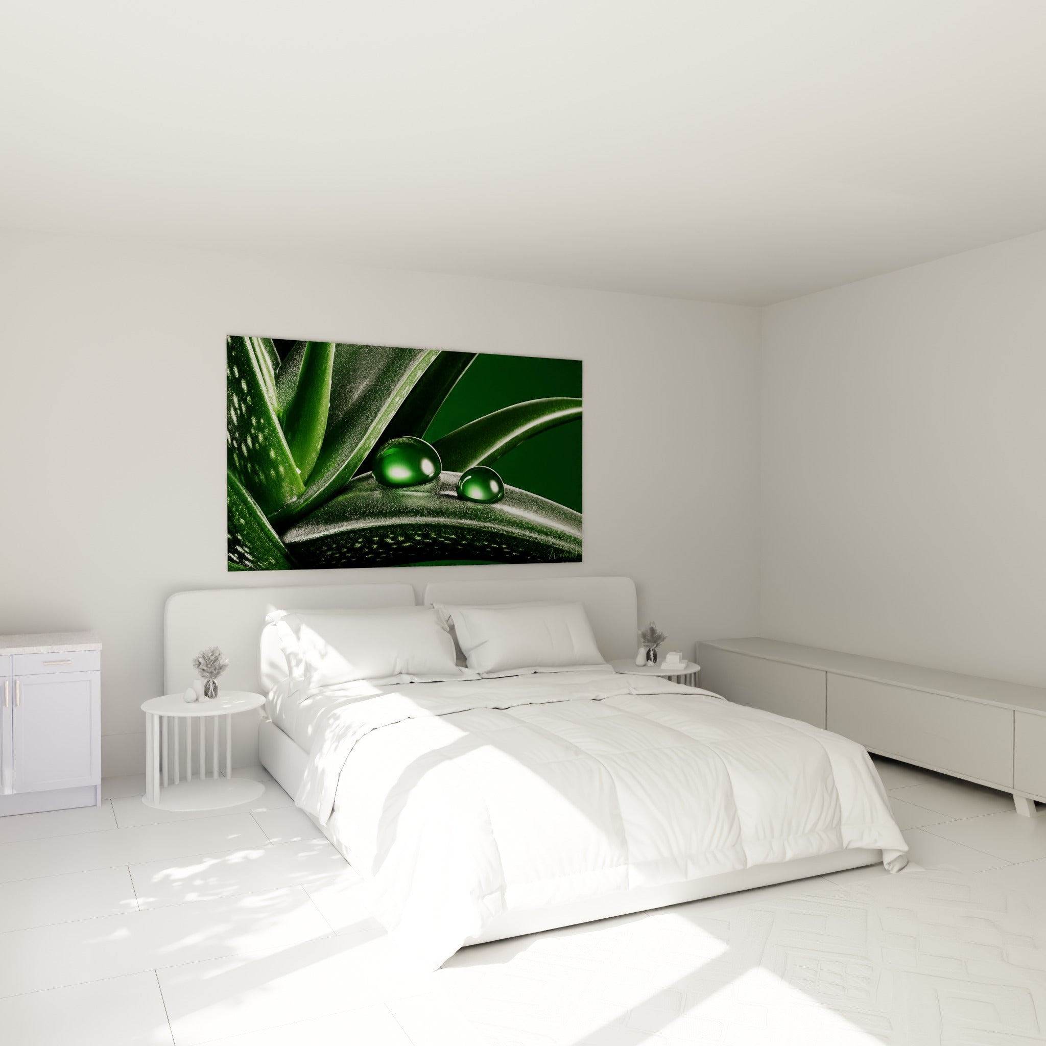 Feuille d'aloe vera vert bouteille et gouttes cristallines au-dessus d'un lit dans une chambre claire