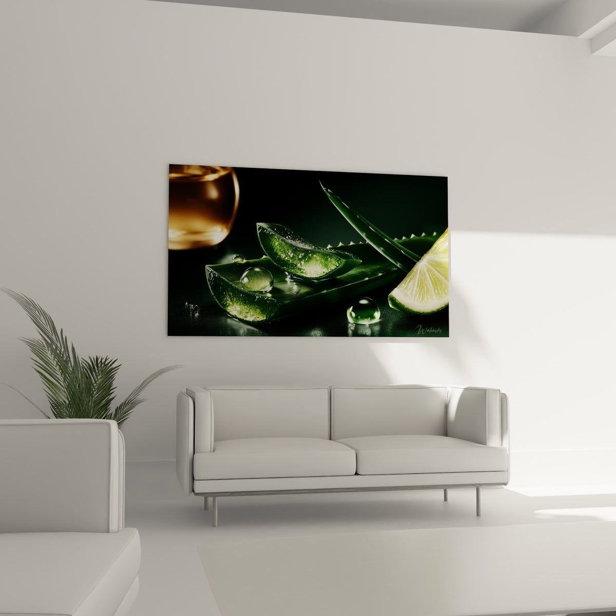 Gel d'aloe vera vert profond et doré, tranche de citron vert, au-dessus d'un canapé dans un salon lumineux