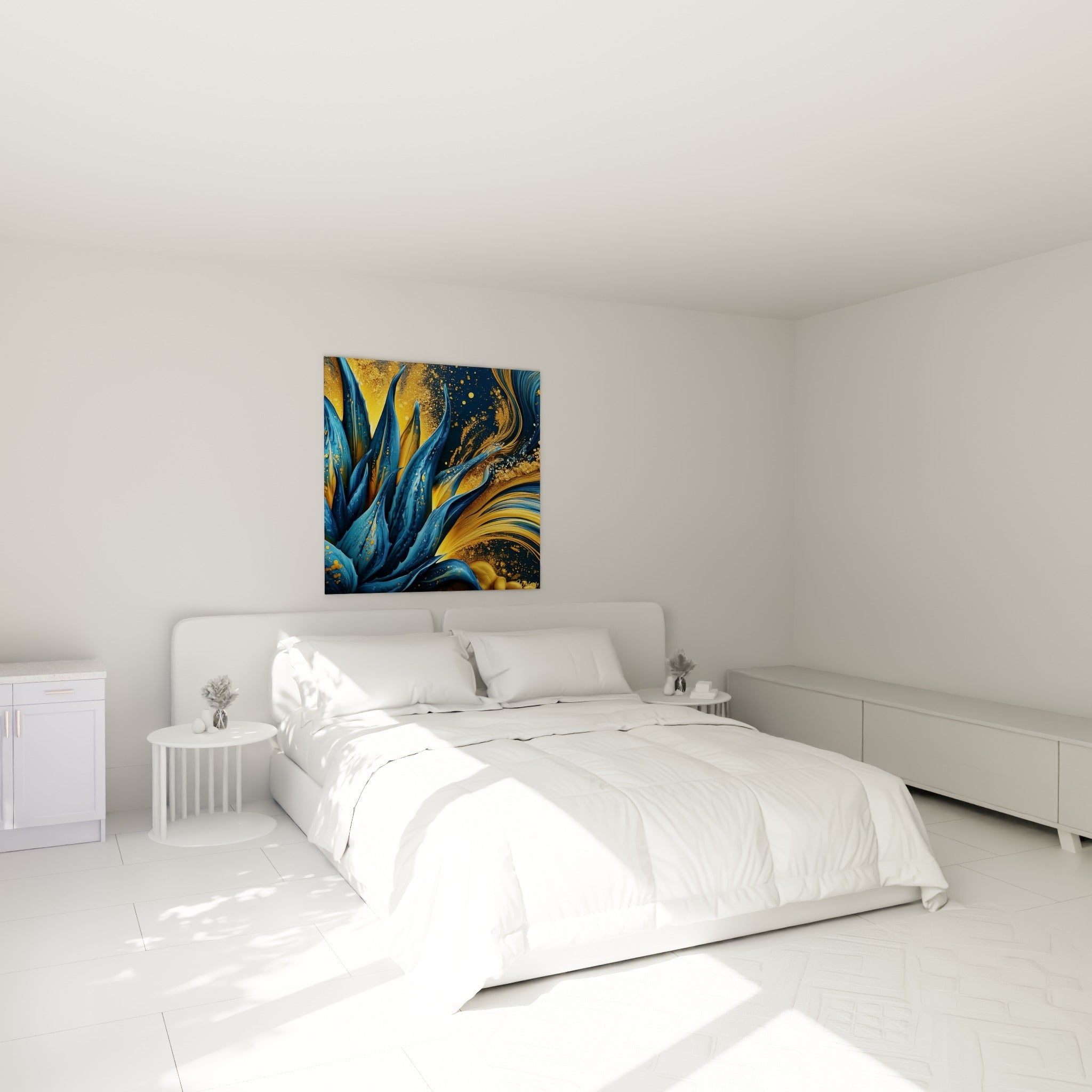 Feuilles bleu marine et vagues dorées de l'aloe vera au-dessus d'un lit dans une chambre claire