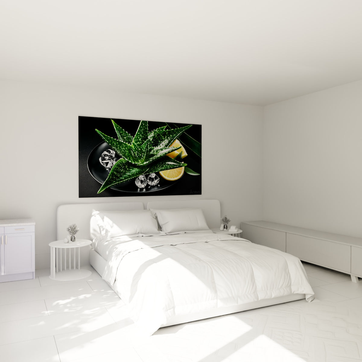 Feuilles d'aloe vera vert émeraude et éclats de glace au-dessus d'un lit dans une chambre claire