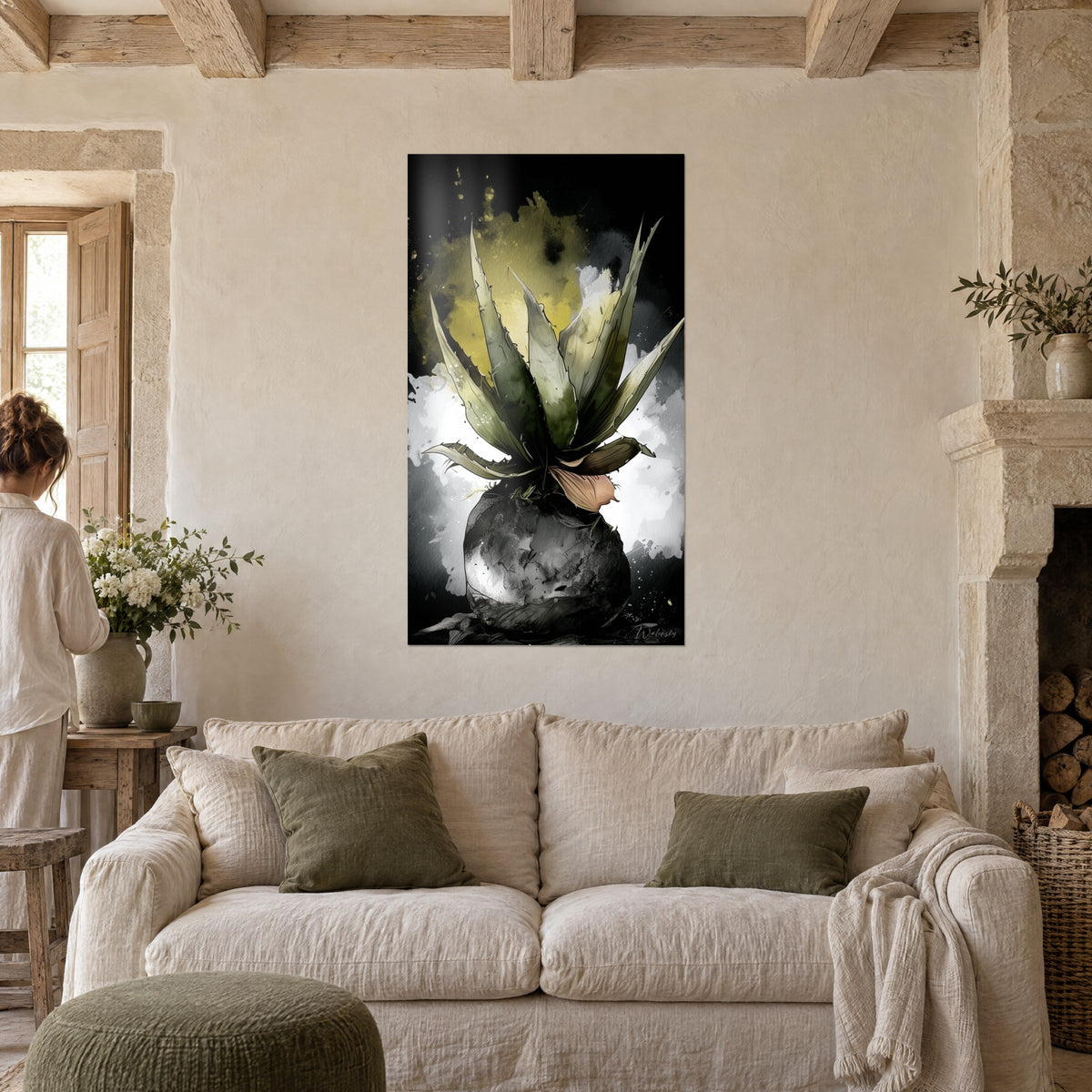 Tableau aloe vera aux feuilles dentelées vert olive sur halo doré, bulbe gris charbon, au-dessus d'un canapé dans un salon lumineux